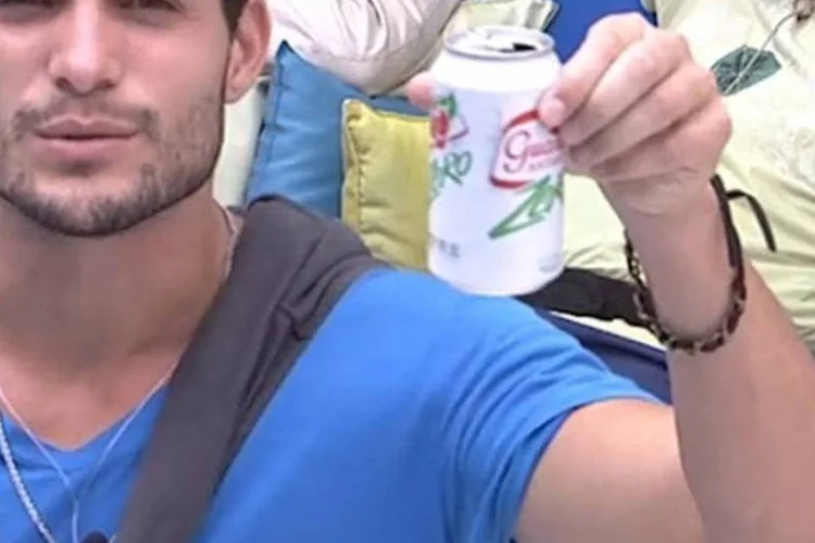Participante do BBB segurando latinha de Guaraná da Ambev, um dos anunciantes do programa (Reprodução)
