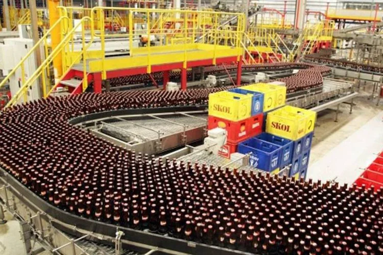 
	Linha de produ&ccedil;&atilde;o da Ambev em Itapissuma, Pernambuco: empresa divulgou a redu&ccedil;&atilde;o de sete por cento no volume de &aacute;gua utilizado para a produ&ccedil;&atilde;o de bebidas entre 2012 e 2013
 (Divulgação/Ambev)