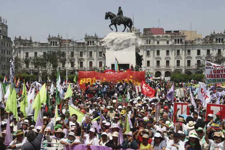 Ambientalistas marcham em Lima: negociadores correrem para traçar o texto preliminar de um acordo global cujo objetivo é derrubar esse obstáculo (Guadalupe Pardo/Reuters)