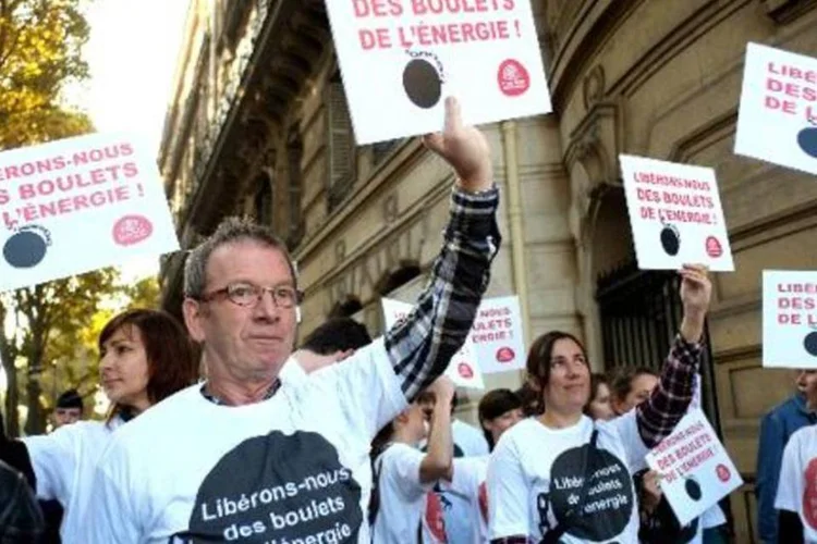 Ativistas ambientais em protesto por mais independência energética no entorno da Assembleia Nacional, em Paris (Thomas Samson/AFP)