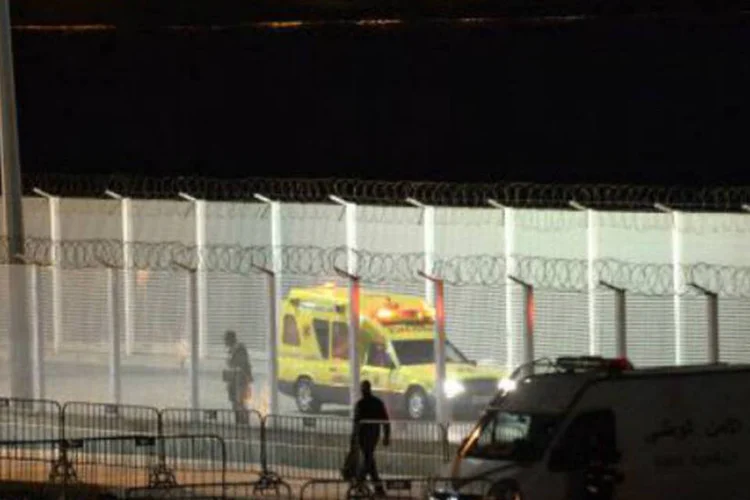 Ambulância transporta vítima do incidente no território espanhol de Ceuta: novo episódio reaviva o dramático tema da pressão migratória na entrada da Europa (Fadel Senna/AFP)