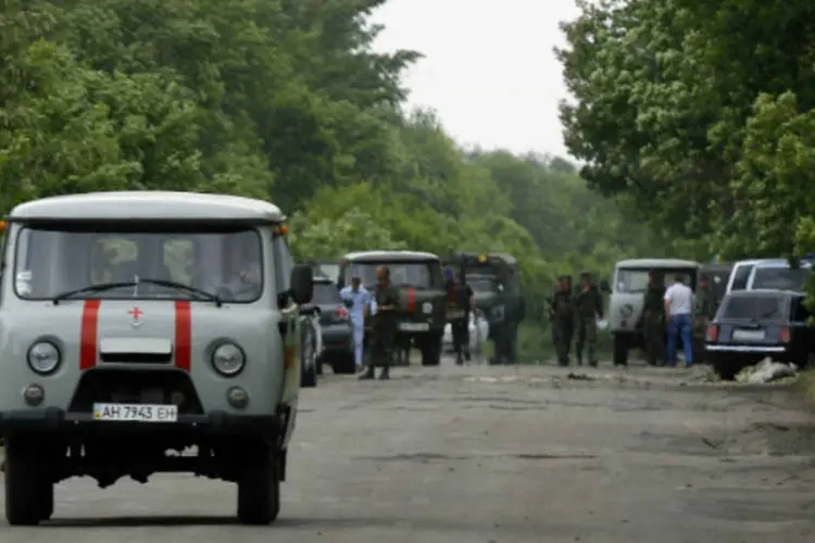 Ambulância leva soldados: rebeldes atacaram base militar em Volnovaha, Donetsk (Yannis Behrakis/Reuters)