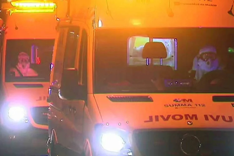 
	Ambul&acirc;ncia leva auxiliar de enfermagem: ela foi isolada na noite de segunda-feira
 (Reuters TV/Reuters)