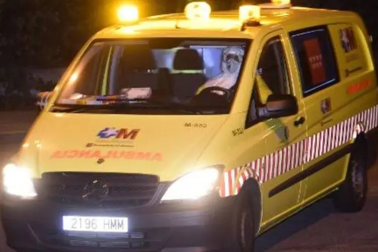 Ambulância transportando o missioneiro espanhol procedente da Libéria chega ao hospital Carlos III, em Madri (Pierre-Philippe Marcou/AFP)