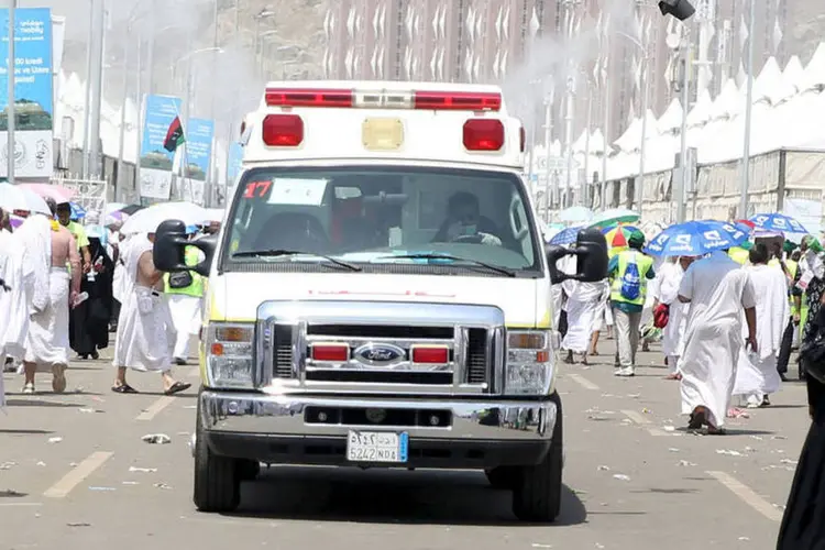 
	Ambul&acirc;ncia evacua v&iacute;timas de tumulto em Mina, na Ar&aacute;bia Saudita: &quot;O n&uacute;mero de feridos subiu a 719 e o de mortos a 453&quot;, anunciou a Defesa Civil
 (Reuters / Stringer)