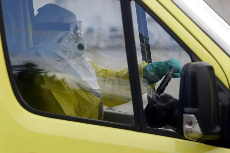 
	Ambul&acirc;ncia na Espanha: a auxiliar de enfermagem Teresa Romero, primeira pessoa contagiada por ebola fora da &Aacute;frica estava sendo tratada desde o dia 6 de outubro
 (Juan Medina/Reuters)