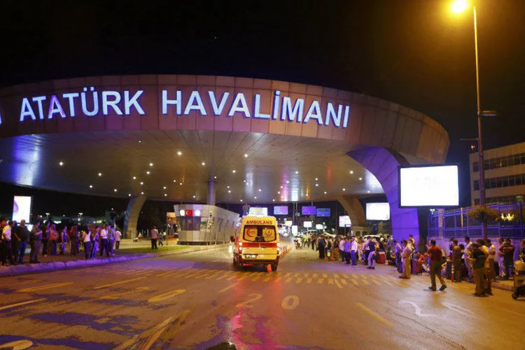 
	Ambul&acirc;ncia chega ao aeroporto internacional de Ataturk, em Istambul, Turquia, ap&oacute;s explos&otilde;es
 (Osman Orsal/Reuters)