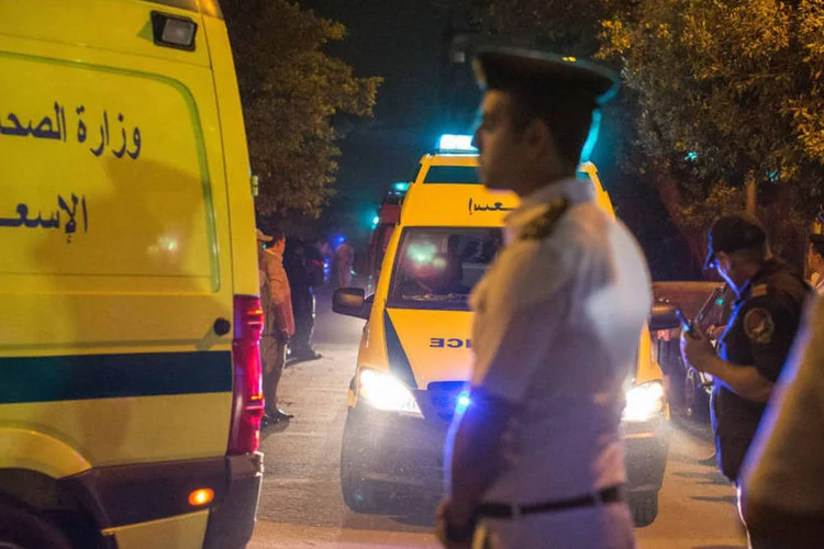 
	Cairo: primeiras informa&ccedil;&otilde;es s&atilde;o de que tr&ecirc;s pessoas que estavam em uma moto lan&ccedil;aram os coquet&eacute;is molotov contra o edif&iacute;cio
 (Sima Diab / Getty Images)