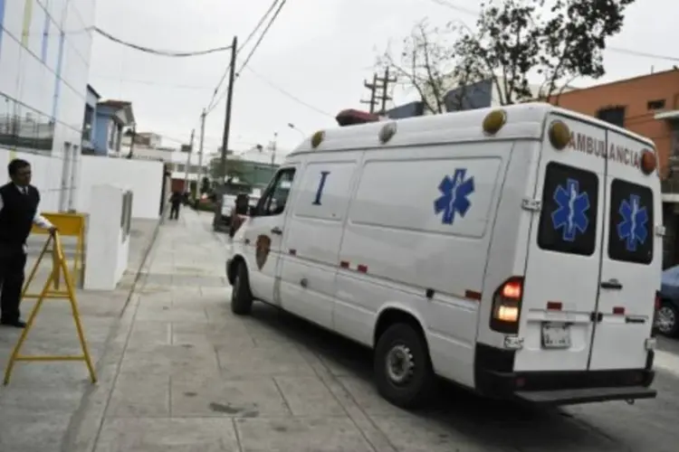 Ambulância é vista em Lima, no Peru (Ernesto Benavides/AFP)