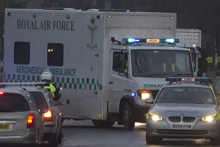 Ambulância leva paciente a hospital em Londres: mulher chegou ao londrino Hospital Royal Free, centro designado para o tratamento de Ebola no país (Neil Hall/Reuters)