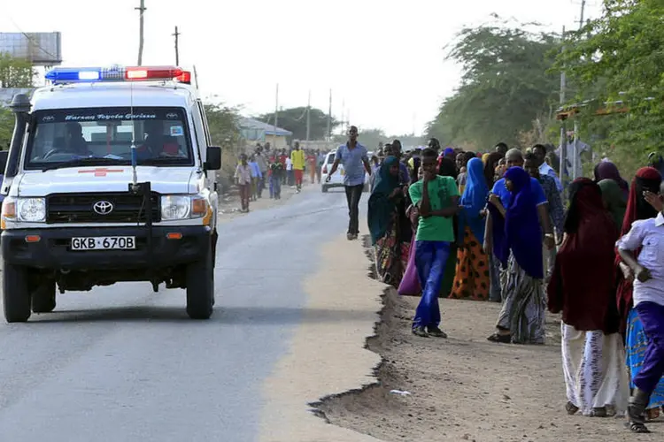 
	Ambul&acirc;ncia a caminho de Garissa, no Qu&ecirc;nia: local do ataque
 (REUTERS/Noor Khamis)