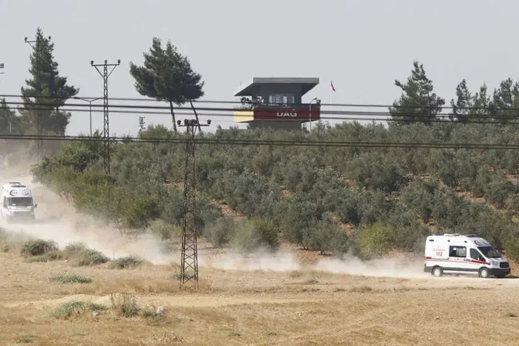 Ambulâncias deixam local de ataque do EI na quinta-feira (Reuters / Murad Sezer)