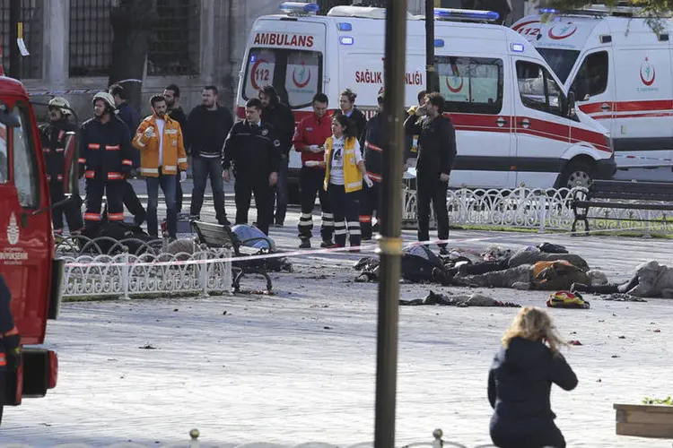 
	Turquia: a explos&atilde;o aconteceu perto da Mesquita Azul e a suspeita &eacute; de atentado suicida
 (Reuters/ Kemal Aslan)