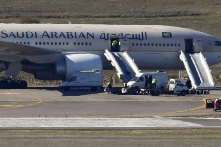 
	Aeroporto de Madri: o comandante do avi&atilde;o avisou os servi&ccedil;os de emerg&ecirc;ncia e o protocolo de seguran&ccedil;a foi imediatamente ativado
 (Sergio Perez / Reuters)