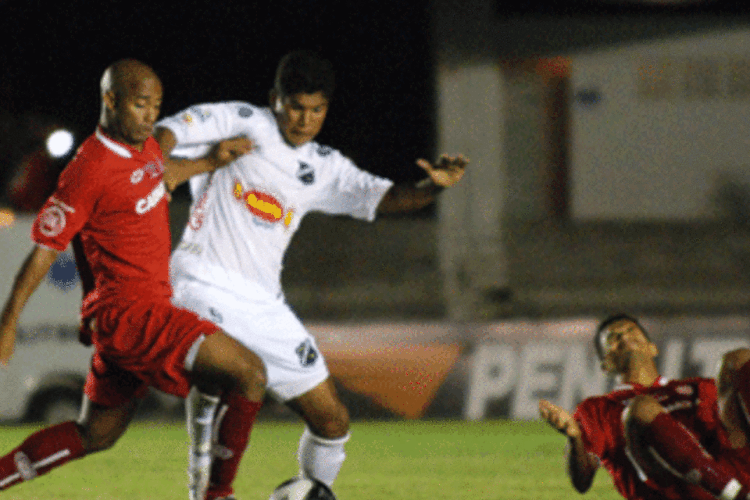 Lance de jogo entre America e ABC (Moacir Nascimento / Placar)