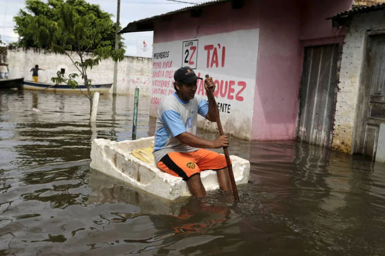 
	Enchentes: as fortes chuvas produzidas recentemente provocaram um aumento do leito do rio Uruguai, especialmente de seu afluente Cuareim
 (Jorge Adorno / Reuters)