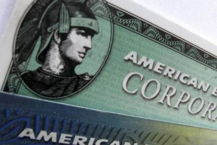 Cartões American Express e American Express: As receitas totais da companhia, livres de despesas com juros, foram de US$ 7,61 bilhões (Mike Blake/Reuters)