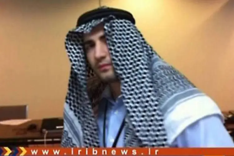 Imagem de vídeo exibido pela TV estatal iraniana mostra um jovem identificado como o americano acusado de espionagem
 (Iranian TV/AFP)