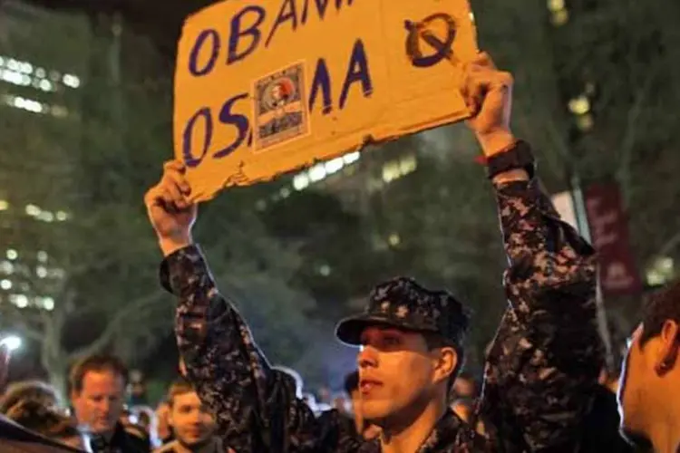 Americanos com cartazes comemoram a morte de Osama bin Laden  em Nova Yorque (Getty Images)