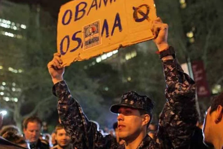 Americanos com cartazes comemoram a morte de Osama bin Laden  em Nova Yorque (Getty Images)