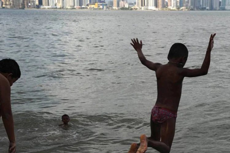 
	Meninos se divertem na Cidade do Panam&aacute;: Panam&aacute;, Paraguai, El Salvador e Venezuela lideram a lista
 (Yuri Cortez/AFP)