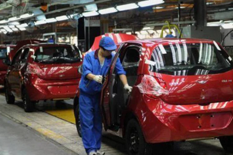 
	Carros em ind&uacute;stria chinesa: a inala&ccedil;&atilde;o prolongada de fibra de amianto pode provocar doen&ccedil;as graves, como o c&acirc;ncer de pulm&atilde;o
 (AFP)