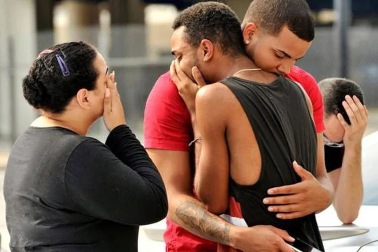 Amigos e familiares de vítimas do massacre aguardam notícias em frente a delegacia - 12/06/20416 (Steve Nesius/ Reuters)