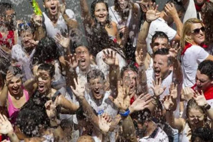 Jovens participam da festa de San Fermin, em Palma de Maiorca, Espanha: estudo revela que amigos são geneticamente como primos distantes (Jaime Reina/AFP)