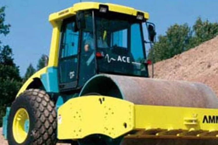 Equipamento da Ammann Group, especializada em assentar asfaltos (Divulgação)