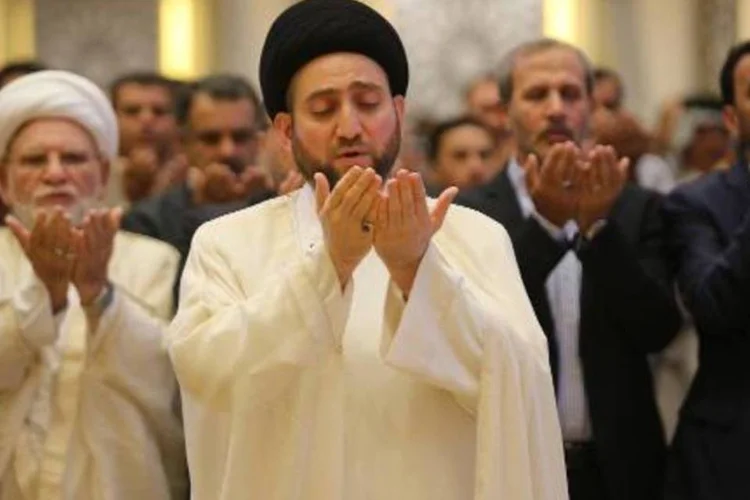 Ammar al-Hakim, líder do Conselho Supremo das Cortes Islâmicas, conduz as orações em Bagdá, enquanto seguidores do aiatolá Ali al Sistani comemoravam o fim do Ramadã (Ahmad al-Rubaye/AFP)