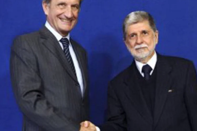 Amorim se reuniu com o ministro da Defesa francês Gérard Longuet: "é preciso ser prudentes, sem esquecer que nossas necessidades em defesa vão exigir uma decisão" (Miguel Medina/AFP)