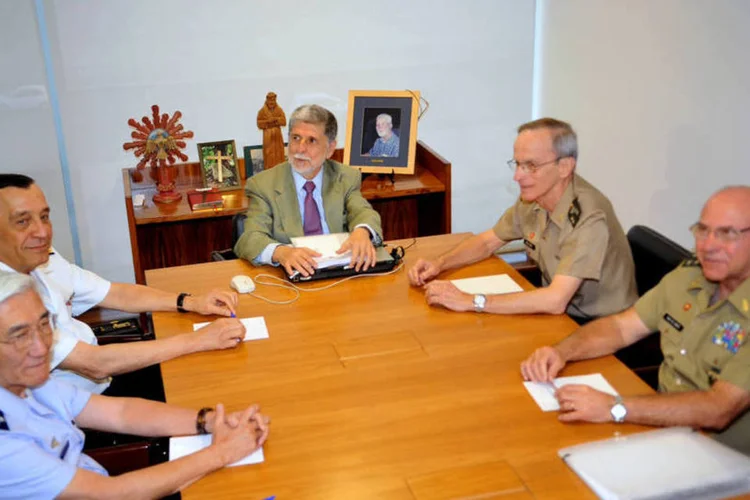 O ministro da Defesa, Celso Amorim, se reúne com os ministros militares do Exército, Enzo Peri, da Aeronáutica, Juniti Saito, da Marinha, Julio Soares de Moura Neto, e o chefe do Estado-Maior Conjunto das Forças Armadas, José Carlos de Nardi (Fabio Rodrigues Pozzebom/Agência Brasil)