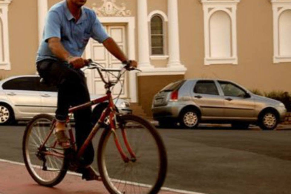 Bicicleteiros lucram com transporte alternativo no Castelão