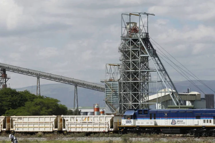 
	Trem passa por mina da Anglo Platinum em Rustenburg: produtora de platina afirmou que planeja cortar a produ&ccedil;&atilde;o em cerca de 20%
 (Siphiwe Sibeko/Reuters)