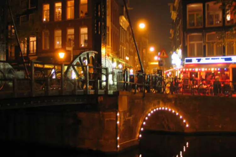 Noite de Amsterdã, na Holanda: museu quer dar uma visão completa do mercado sexual, sem idealizações românticas (Michell Zappa/Wikimedia Commons)