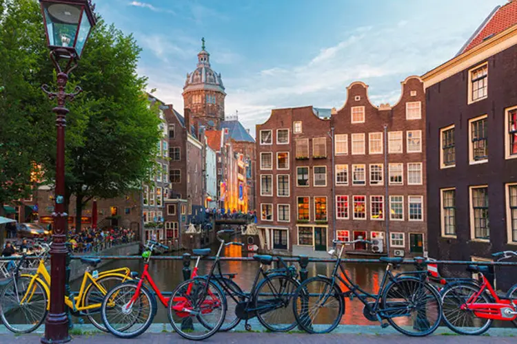 Amsterdã: fique atento aos ciclistas quando atravessar ciclovias – pedalar é a religião da cidade! (ThinkStock)