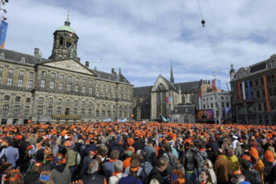 Milhares de holandeses se reúnem para saudar novo rei