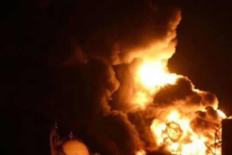
	Inc&ecirc;ndio atinge um tanque da refinaria venezuelana de Amuay em 28 de agosto de 2012: a explos&atilde;o foi provocada por um vazamento de g&aacute;s
 (Juan Barreto/AFP)