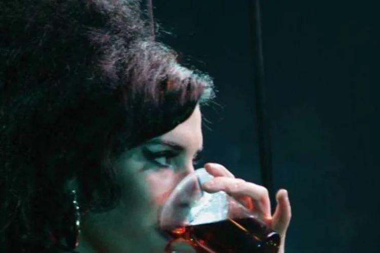 Com apenas 27 anos, Amy Winehouse tinha um longo histórico de problemas com drogas e álcool
 (Getty Images)