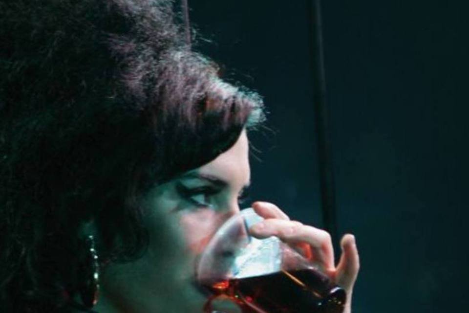 Investigação indica que Amy Winehouse morreu por abuso de álcool
