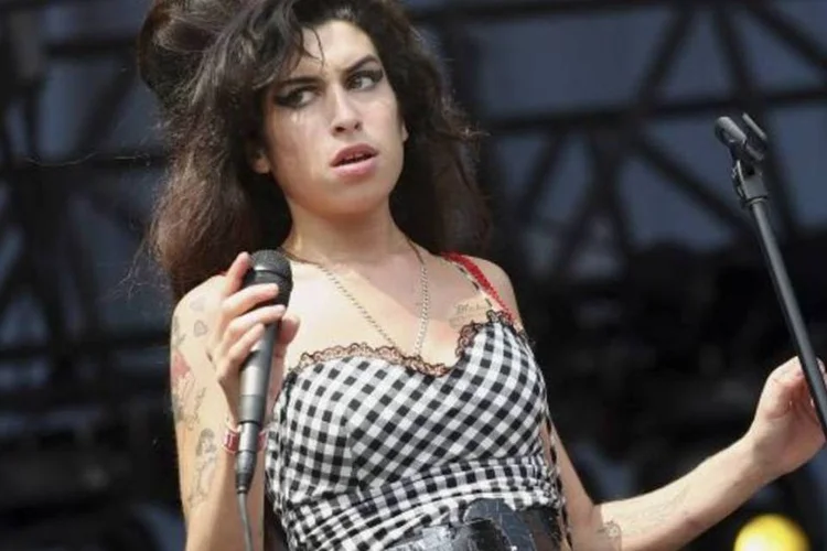 A cantora sofreu ao longo de sua carreira com o relacionamento com seu ex-marido Blake Fielder-Civil, que estava preso enquanto ela estava no auge de seus shows (Getty Images)