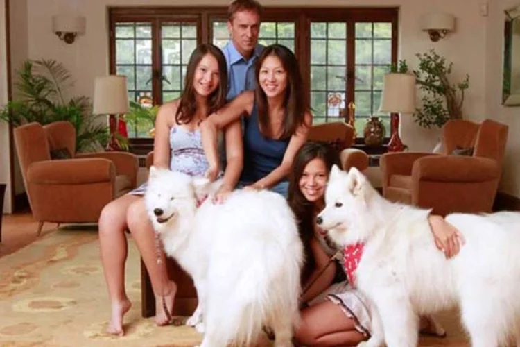 Amy Chua e a  família: filhas eram proibidas de assistir televisão ou sair com os amigos (Divulgação)