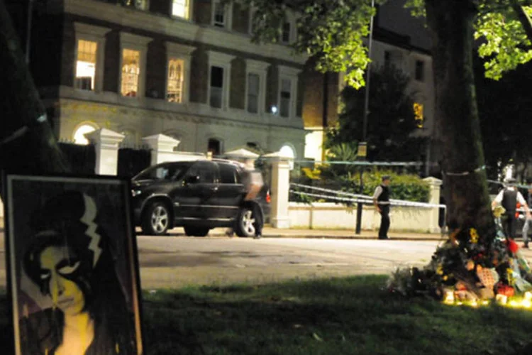 Casa de Amy Winehouse cercada após a sua morte: segundo o pai da cantora, apenas 20 pessoas tinham acesso ao interior da casa ( Sylvia Linares/Getty Images)