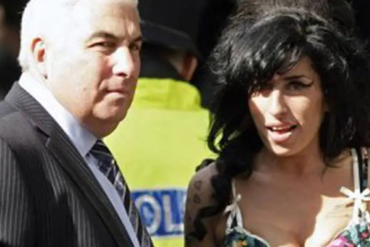 Amy Winehouse e seu pai: no livro, Mitch não evita o tema do consumo abusivo de drogas e de álcool por parte de sua filha (Shaun Curry/AFP)