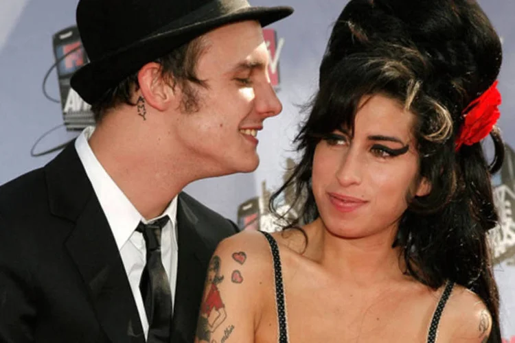 
	A cantora Amy Winehouse e seu marido Blake Fielder-Civil em 2007: os parentes de Amy esperavam arrecadar cerca de 100 mil libras com o vestido para fundos de caridade
 (Vince Bucci/Getty Images for MTV)