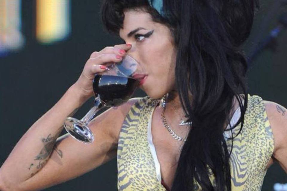 Amy Winehouse gastou mais de R$ 3.000 em drogas antes de morrer, diz jornal