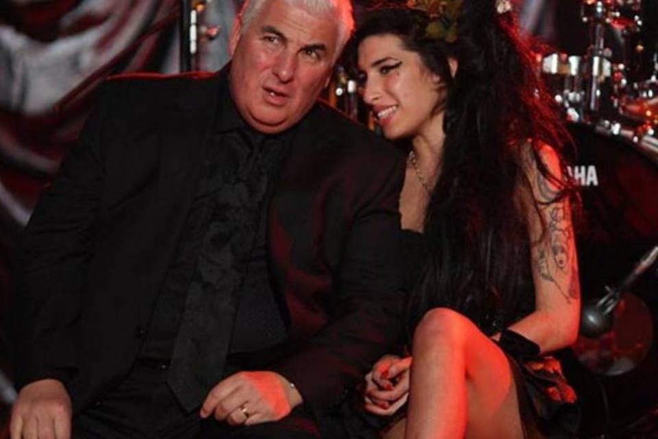 Intruso estraga na Internet planos do pai de Amy Winehouse