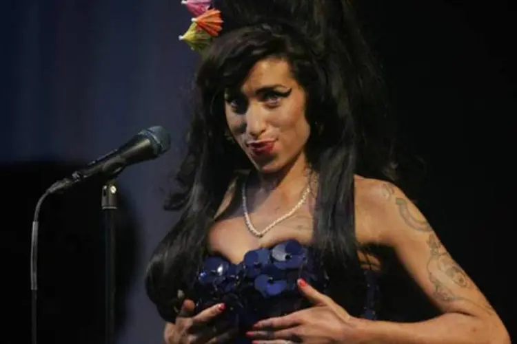 Amy Winehouse posa para foto durante participação no festival de Glastonbury, no Reino Unido, em 2008 (Matt Cardy/Stringe)
