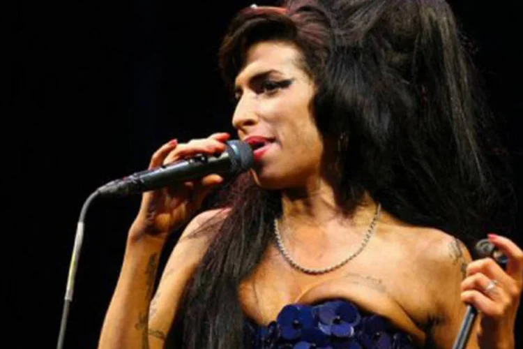 
	Amy Winehouse: um porta-voz da fam&iacute;lia Winehouse atribuiu a&nbsp;&quot;raz&otilde;es de procedimento&quot;&nbsp;o fato da morte da cantora voltar a ser investigada
 (Ben Stansall/AFP)