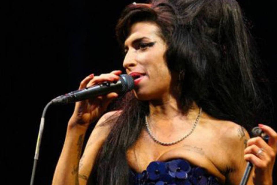 Pai de Amy Winehouse bloqueia peça sobre a filha